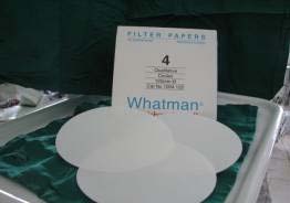 Figure 3 : Placement of absorbent papers in the pockets.