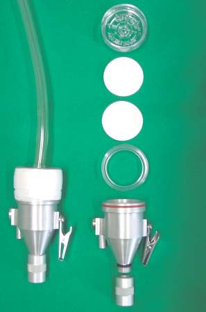 Fatores de proteção atribuídos (FPA)(FUNDACENTRO, 2016). adução de ar B1 -Linha de ar comprimido de demanda sem pressão positiva 10Occupational Risks in the Manufacture of Products Heavy Alloy and in Hardmetals Cutting Tools in the Mechanical Industry EPR é feita escolhendo (Tabela 5) um respirador que possua Fator de Proteção Atribuído (FPA) maior do que o FPMR, Com base na Tabela 4, deve-se selecionar um respirador ou tipo de respirador, considerando a Tabela 5, para a escolha final, a adequação do respirador ao usuário, à tarefa (o tipo de trabalho a ser realizado, o nível de esforço físico, a duração e a frequência da tarefa, necessidades quanto à mobilidade, comunicação e visão etc.) e ao ambiente de trabalho. Se o contaminante for irritante aos olhos ou sua concentração no local de trabalho for tal que cause danos aos olhos, selecionar um respirador com peça facial inteira, capuz ou capacete (FUNDACENTRO, 2016).O Programa de proteção respiratória (PPR) da FUNDACENTRO (2016) apresenta um roteiro de seleção e procedimentos para a seleção dos respiradores para uso rotineiro que permite obter o FPMR e o FPA pelo método das bandas de controle, sendo baseado em conceitos e parâmetros técnicocientíficos modernos, segundo tendências internacionais, não havendo, contudo, equivalência com o critério legal, que exige o conhecimento da concentração mais crítica de exposição prevista. Se o agente químico, gerado mecanicamente, for um particulado, poeiras ou névoas, recomenda-se a utilização de filtros mecânicos tipo classe P1 ou peça semifacial filtrante para partículas PFF1, se o FPMR for igual a 5. Se o FPMR for menor ou igual 10), para particulados gerado mecanicamente ou termicamente gerado (fumos), usar filtro classe P2 ou peça semifacial filtrante para partículas PFF2, o for névoa à base de tinta, esmalte ou verniz, contendo solvente orgânico, usar filtro combinado: filtro químico contra vapores orgânicos e filtro para partículas classe P2. Para os respiradores com peça facial inteira, o FPA é 100 somente quando equipado com, no mínimo, filtro P2; não se deve utilizar filtro P1 com esse tipo de respirador. o FPA é 1000 para respiradores com cobertura das vias respiratórias que cobrem a face, a cabeça e se estendem até os ombros e para capuzes considerados com vedação facial, possuem uma peça semifacial em seu interior. No caso dos metais-duros e metais pesados, substâncias com limite de exposição menor ou igual a 0,05 mg.m -3 , deve-se usar filtro classe P3 (ou PFF3 se FPMR for menor que 10) (FUNDACENTRO, 2016).